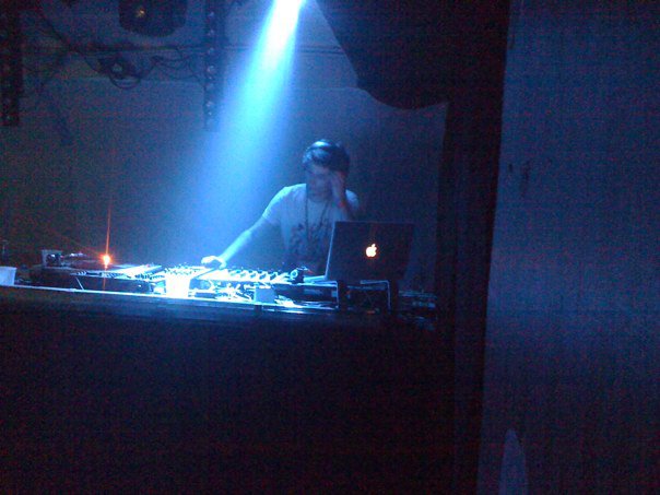 Symbolbild: DJ - hier Disco Demons auf der 6 Jahres Party von etage noir in Linz