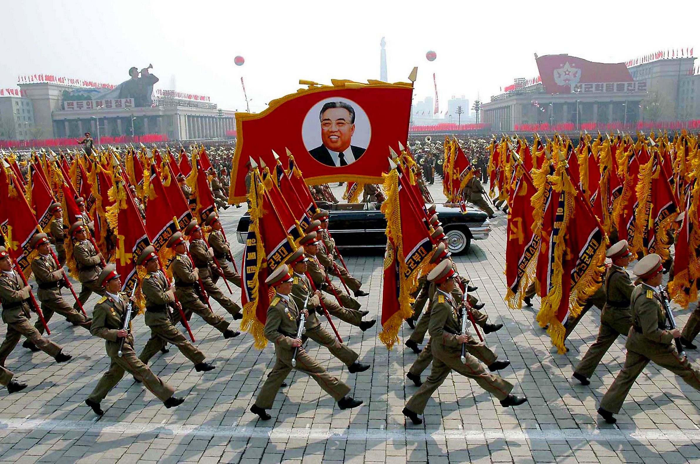 Parade zu ehren des ewigen Präsidenten am Kim Il Sung Platz in Pyongyang North Korea im Jahre 2007.