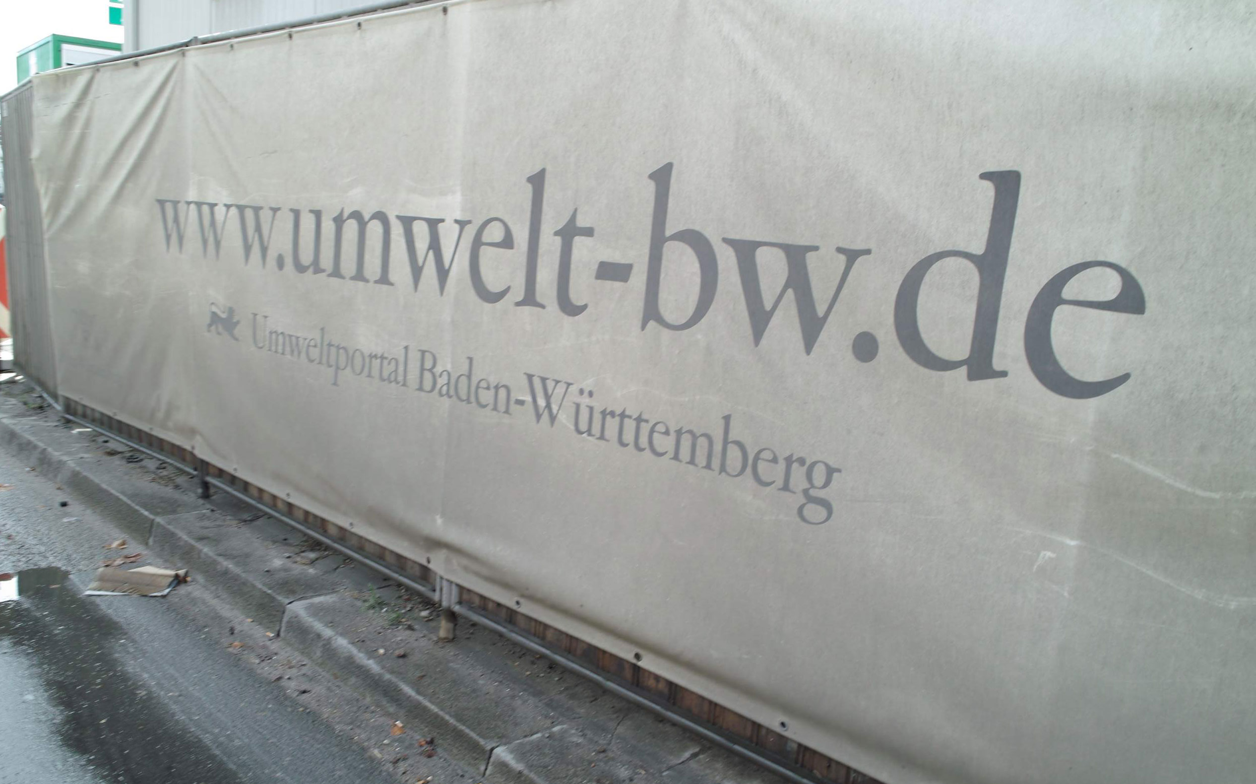 Das Umweltportal Baden-Württemberg könnte mal sein Plakat von Feinstaub befreien.