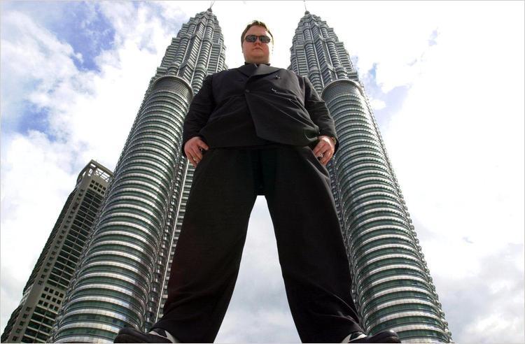 Kim Schmitz um die Jahrtausendwende vor den Petronas-Tower