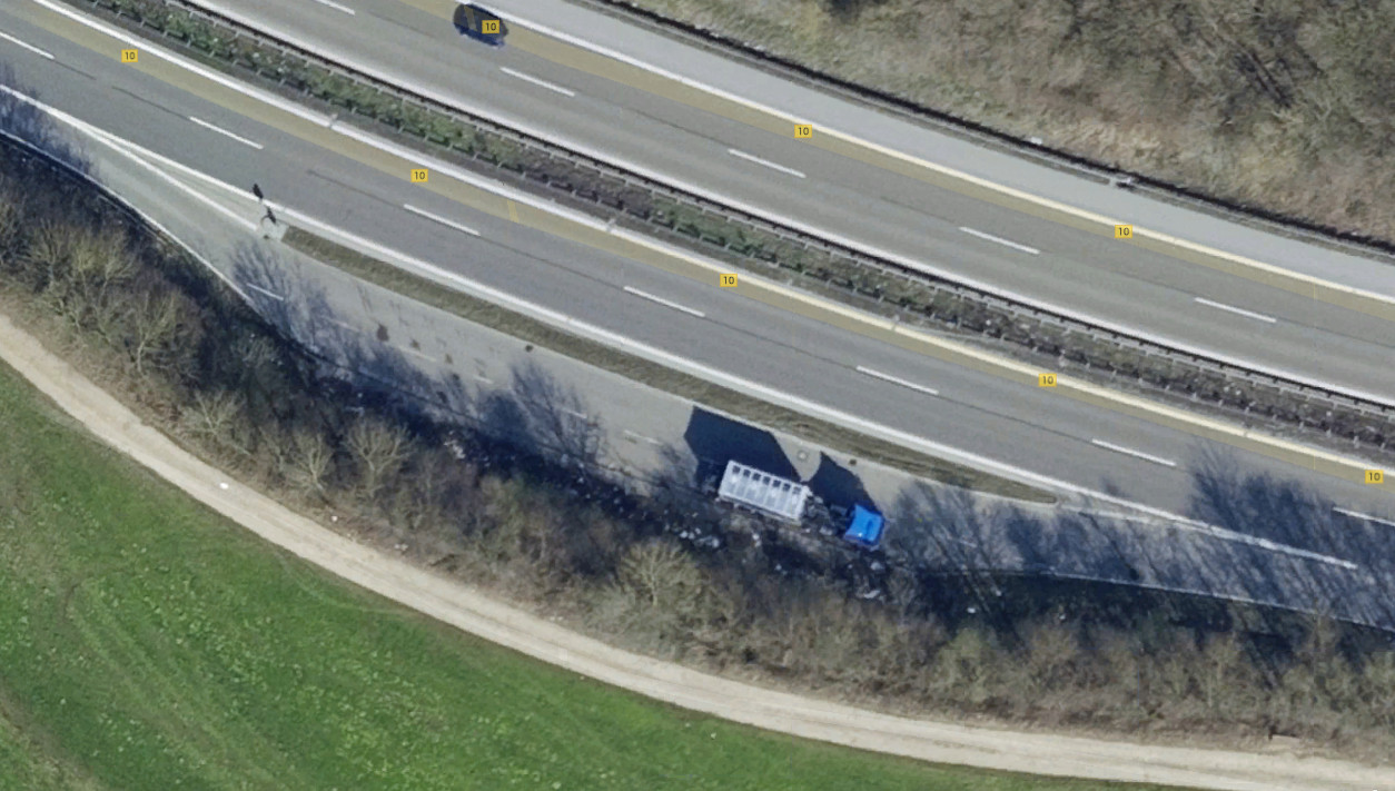 Der Müllparkplatz an der B10 bei Göppingen, selbst auf Google-Maps sieht man den Dreck.
