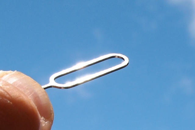Symbolbild: das erste Produkt aus Liquidmetal - das SIM-Auswurfsdingens für das iPhone.